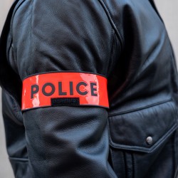 BRASSARD POLICE ORANGE AUTO-AGRIPPANT BRASSARD POLICE ORANGE AUTO-AGRIPPANT
